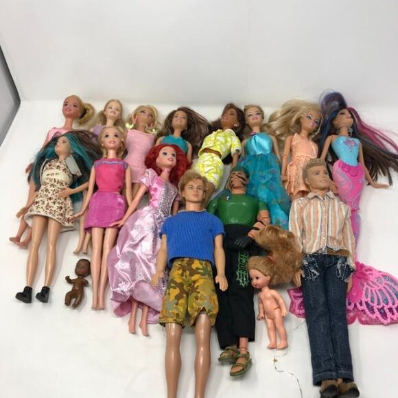 Barbies, Accessories & Wheeled Carrier - Picture 2 of 9